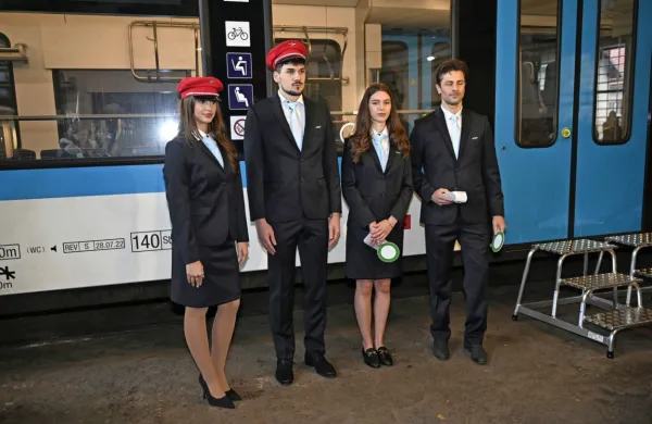 Na vlakih in postajah po skoraj 30 letih nove uniforme