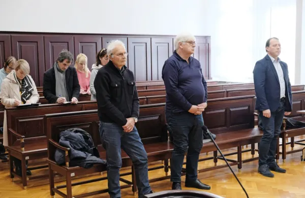 Na današnji razglasitvi sodbe v zadevi smejalni plin je novogoriško 
okrožno sodišče Marjana Orla in Vinka Jazbeca obsodilo na dve 
leti zapora, Damijana Grila pa je oprostilo.
