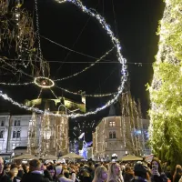 Prižiga lučk v Ljubljani se je udeležilo veliko ljudi, Prešernov trg je bil poln tudi turistov.