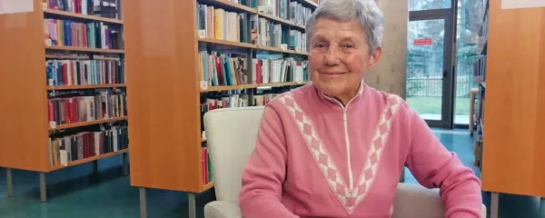 Marica  Nakrst se v knjižnici počuti kot doma. 