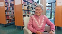 Marica  Nakrst se v knjižnici počuti kot doma. 