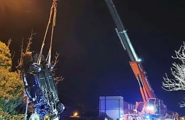 Danes okoli 3. ure se je v Portogruaru zgodila huda prometna 
nesreča, v kateri so umrle tri mlade osebe, stare nekaj malo več 
kot 20 let.
