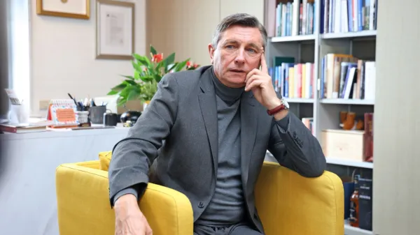 (INTERVJU) Borut Pahor: &ldquo;Če bi bil nedorasel in nezrel politik, bi se lahko ma&scaron;čeval Janezu Jan&scaron;i&rdquo;