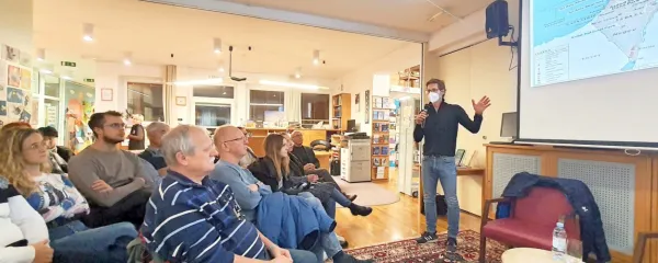 Dve uri trajajoč “sprehod” skozi zgodovino palestinsko-izraelskega konflikta, ki ga je v Ajdovščini pripravil dr. Primož Šterbenc,  
je bil zanimivo in poučno potovanje. 
