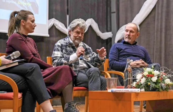 Reinhold Messner (v sredini) je v družbi soproge Diane in 
alpinističnega sopotnika Vikija Grošlja zagovarjal vrednote tradicionalnega naravi prijaznega obiskovanja gora.