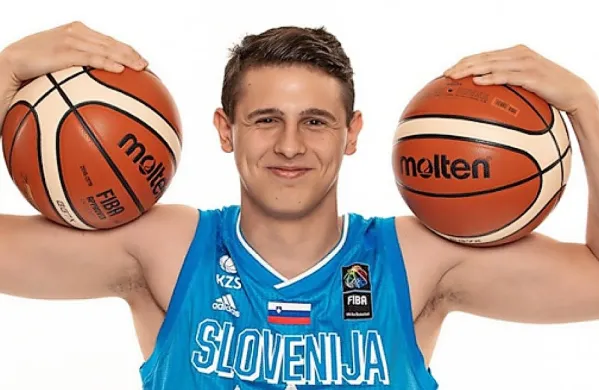 Adrian Hirschmann blesti v portoroškem dresu.