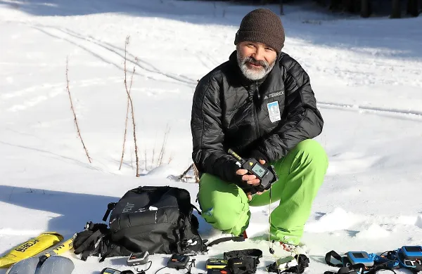Matjaž Šerkezi, strokovni sodelavec PZS, ob prikazu delovanja 
lavinske žolne