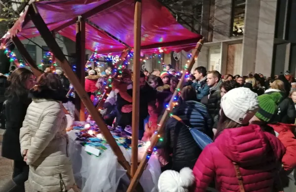 Bazar je v &scaron;olo prinesel praznični čar