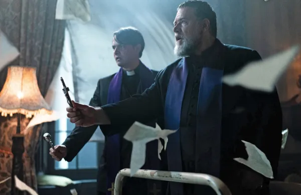 Russell Crowe se je nedavno izkazal v vlogi izganjalca hudiča v filmu Papežev eksorcist.