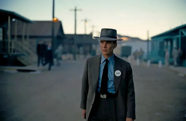 Film Oppenheimer o izumitelju jedrske bombe v režiji Christopherja Nolana, ki je žel hvale kritikov, je med drugim nominiran 
za najboljšo dramo in najboljšega režiserja.