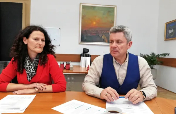 

Župan Igor Marentič je z direktorico občinske uprave Marino Rebec predstavil aktualne in nove projekte.

