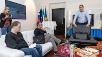 Župan Aleš Bržan (stoji) v pogovoru s koprskimi novinarji. 