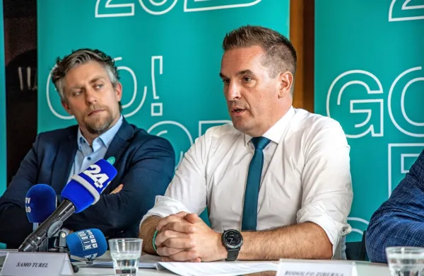 Župan Samo Turel (desno) in Gorazd Božič, ki je odstopil z mesta 
direktorja Javnega zavoda G0! 2025 