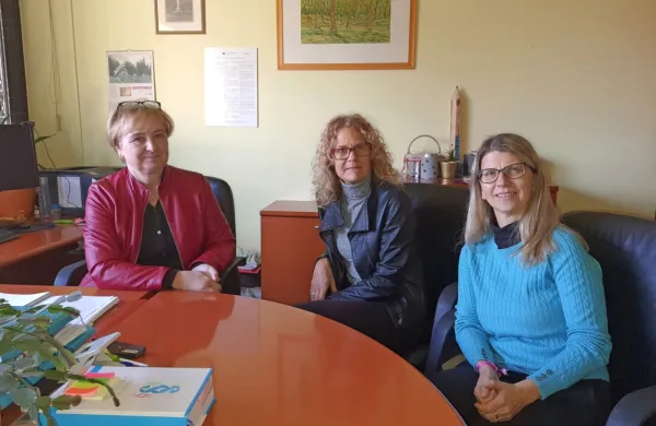 Pomen Regijske varne hiše Kras so predstavile (z leve): pomočnica 
direktorice CSD Južna Primorska Kristina Dekleva, direktorica 
Tjaša Rodman in vodja varne hiše Nataša Prelesnik Korošic.  