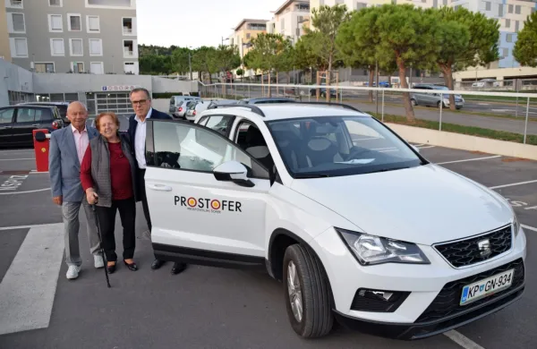 Prostofer je v Izolo “prišel” sredi julija 2019. Dva meseca kasneje 
je tedanji župan Danilo Markočič (desno) opravil simbolični 100. 
prevoz. Potnica je bila Amalija Sokolič, ob njej je prostovoljec 
Slavko Zadnik.
