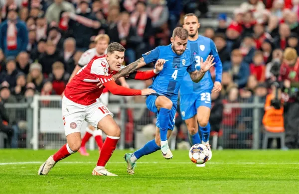Miho Blažiča (z žogo) s slovensko reprezentanco tudi na evropskem prvenstvu čakajo Danci. 