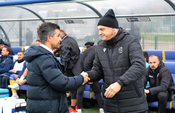 Nekdanja sodelavca in zdaj tekmeca pred tekmo: Zoran Zeljković  
(levo) in Safet Hadžić.