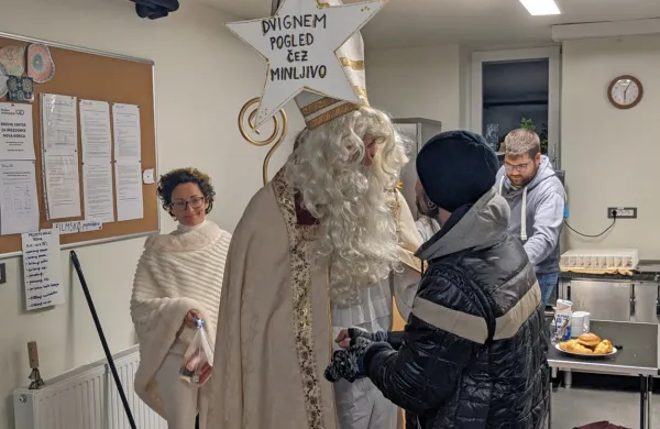 Miklavž obiskal brezdomce v novih prostorih