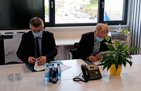 Nekdanji minister za notranje zadeve Aleš  Hojs  je  z  direktorjem  
Marine Koper Štefanom  Činčem  pred dvema  letoma  podpisal  
pogodbo o  nakupu novih  prostorov  za  postajo  pomorske  policije.  