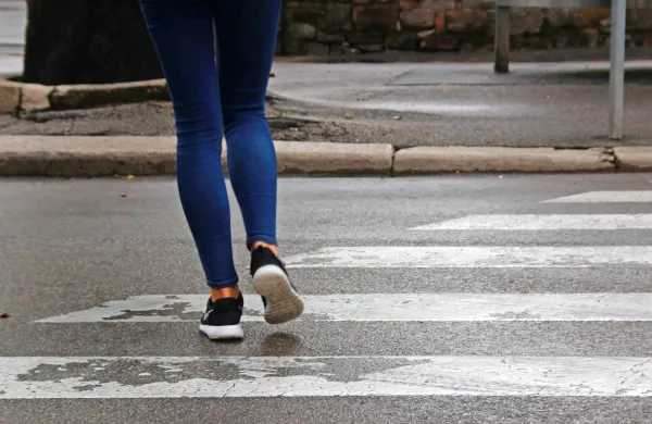 Pozno jeseni in pozimi so v mraku, dežju in megli pešci še bolj 
izpostavljeni nevarnostim kot v drugih delih leta. 