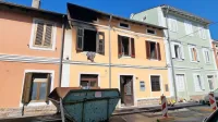 Ogenj je septembra uničil tri stanovanja v hiši v Premrlovi ulici v 
Izoli.