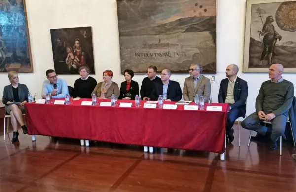 Obeleževanje 1500. obletnice Kopra so  predstavili (od leve) - 
župan Aleš Bržan, Primož Krečič (župnija Koper), Nada Čibej 
(Pokrajinski arhiv Koper), Irena Lazar (Fakulteta za humanistične 
študije UP), Marko Bonin (Pokrajinski muzej Koper), Kristjan Knez 
(Centro di ricerche storiche), Marko Ferluga (Zavod za mladino, 
kulturo in turizem), Tilen Glavina (ZRS Koper) in Etbin Tavčar 
(Zavod za varstvo kulturne dediščine).