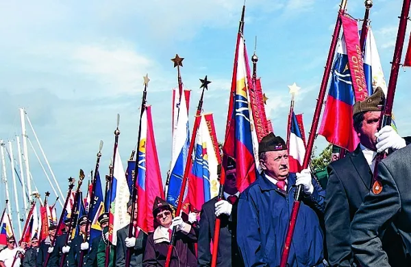 Poslanci koalicije želijo preimenovati praznik dneva vrnitve Primorske k matični domovini.  Predlagajo, da se termin vrnitev 
nadomesti s terminom priključitev.