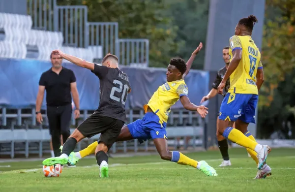 Omar Correia (v sredini) bo s prihodnjim prestopom iz Triestine 
oplemenitil tudi koprski račun.