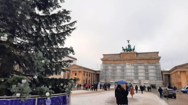 Brandenburška vrata v zimski preobleki, ki jih znova obnavljajo 