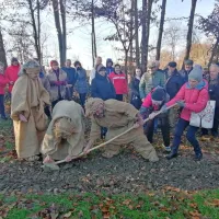 V družbi praljudi v Zakrižju ni manjkalo smeha, zlasti ob prizoru i 
prvinskega oranja. 