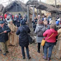 Ob plesu s “praljudmi”  v Razkrižju so izletniki pozabili na mraz.  