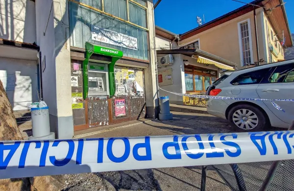 V  noči na  soboto  je  neznanec  nameraval  vlomiti  v  bankomat,  a   mu  
do denarja  ni  uspelo  priti.  