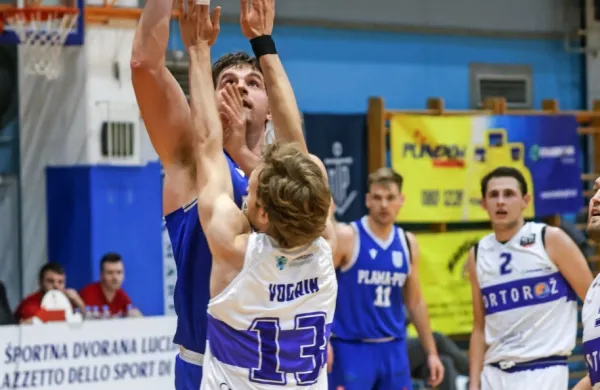 Anže Srebovt (pri metu) je bil znova eden ključnih igralcev Plame, 
pri domačih  pa je bil to Adrian Hirschmann (št. 2). 