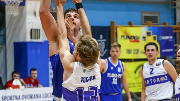 Anže Srebovt (pri metu) je bil znova eden ključnih igralcev Plame, 
pri domačih  pa je bil to Adrian Hirschmann (št. 2). 
