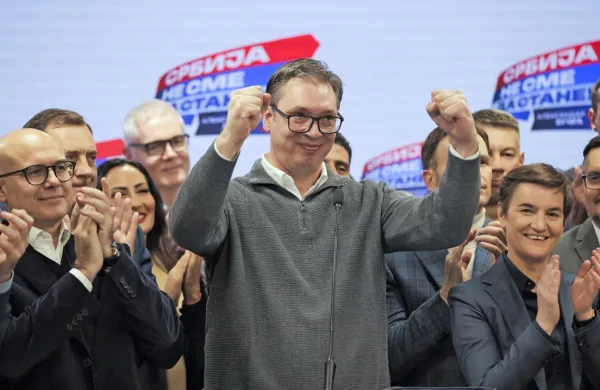  Srbski predsednik Aleksandar Vučić je v nedeljo pozno zvečer 
razglasil zmago na predčasnih parlamentarnih volitvah. 