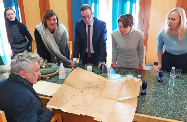 Arhitekt in profesor Janez Koželj je Novi Gorici ob sklepu 
Ravnikarjevega leta podaril dragocena Ravnikarjeva načrta  o 
zasnovi mesta. 