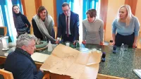 Arhitekt in profesor Janez Koželj je Novi Gorici ob sklepu 
Ravnikarjevega leta podaril dragocena Ravnikarjeva načrta  o 
zasnovi mesta. 
