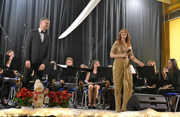 Koncert Pihalnega orkestra Burja z Evo Boto