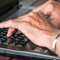 Uporaba digitalnih naprav je v zadnjih letih močno narasla pri 
vseh generacijah, tako v Sloveniji kot po svetu.
