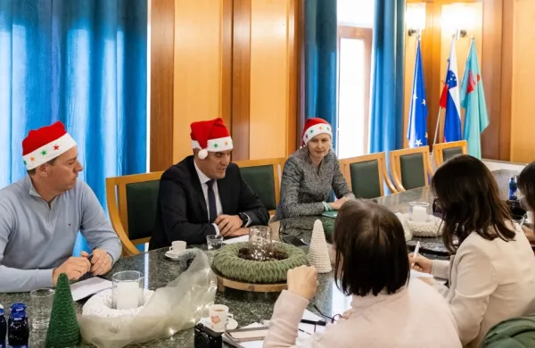 Novoletna novinarska konferenca je  potekala v sproščenem in 
božičnem vzdušju, za kar sta poskrbela tudi  (z leve) direktor 
občinske uprave Aleš Markočič in župan Samo Turel.