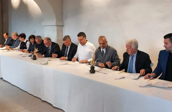Pogodbo so podpisali župani štirih istrskih občin, petih kraških in 
brkinskih občin ter direktorja obeh vodovodov.
