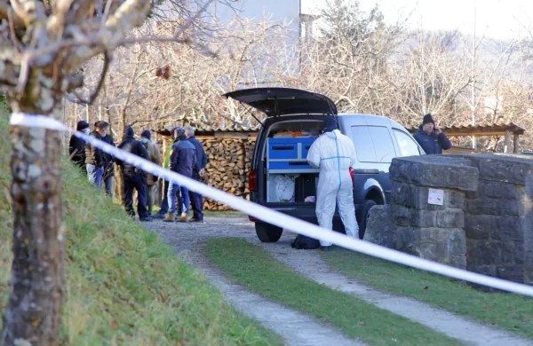 Preiskovalcem  je pri  iskanju  sledi  pomagal  tudi vodnik  službenega  
psa,  izurjenega za  odkrivanje  bioloških  sledi.  