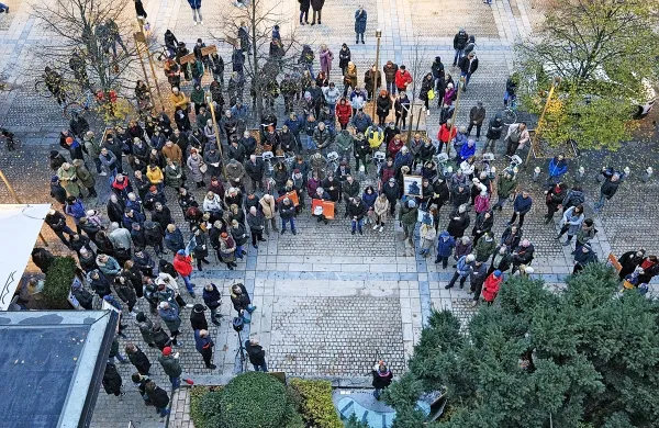 Medijsko podjetje Večer se bo kljub nasprotovanju zaposlenih in 
dela javnosti z novim letom preselilo v prostore podjetja Galerija 
Gosposka v lasti mariborskega župana Saše Arsenoviča.
