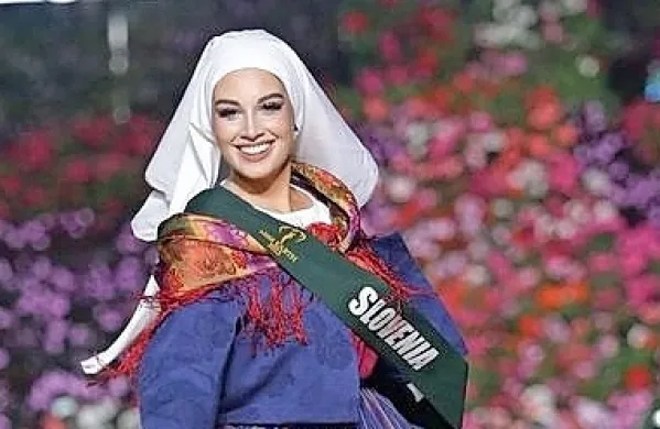 Slovenijo predstavlja Monika Čavlović iz Nove Gorice, ki je za 
predstavitev narodnih noš izbrala tradicionalno vipavsko nošo.
