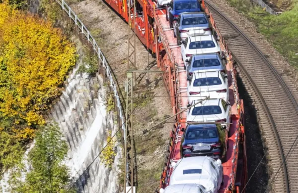 Z vlakovne  kompozicije,  na  kateri  so  bili naloženi mercedesi,  so  
izginili kontaktni ključi avtomobilov (fotografija  je  simbolična).