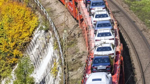 Z vlakovne  kompozicije,  na  kateri  so  bili naloženi mercedesi,  so  
izginili kontaktni ključi avtomobilov (fotografija  je  simbolična).