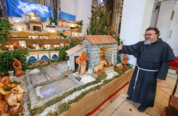 Pater Janez Šamperl nas je popeljal skozi jaslice v cerkvi sv. 
Frančiška. 