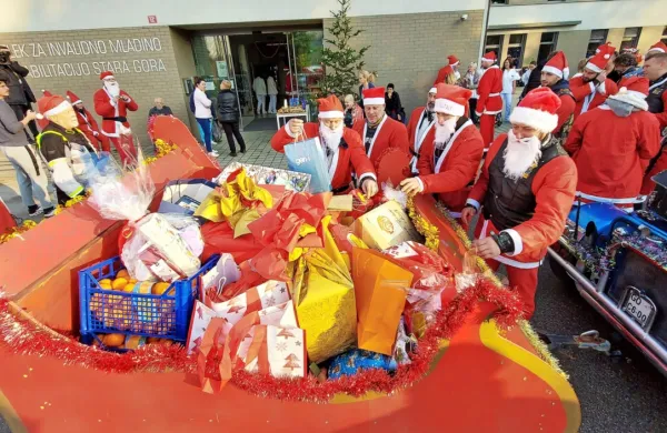 Božički so danes spet razveselili otroke oddelka za invalidno 
mladino.