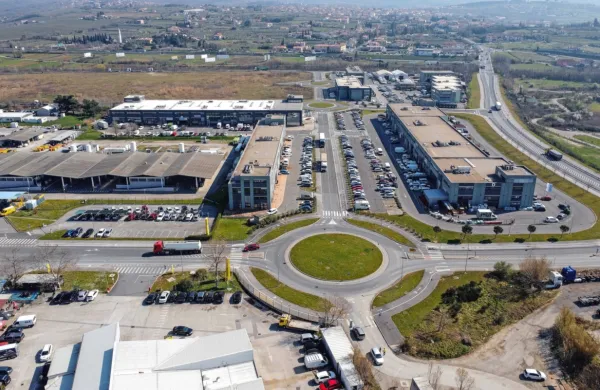 Dars je prejel gradbeno dovoljenje za težko pričakovano serminsko vpadnico v Kopru, ki bo povezala razcep Sermin na stiku 
primorske avtoceste in obalne hitre ceste ter območje Luke Koper 
in tako pomembno dodatno razbremenila največje mesto na 
slovenski obali tovornega prometa. 