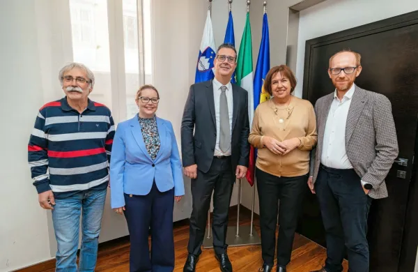 Z leve: Jadran Čalija, predsednik KS Koper – Center, Mateja 
Hrvatin Kozlovič, podžupanja MOK, Aleš Bržan, župan MOK, 
Nevenka Kržan, predsednica uprave LK, Vojko Rotar, član uprave – 
delavski direktor  